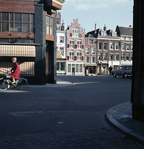 859505 Gezicht op de voorgevels van de huizen aan de Lichte Gaard te Utrecht vanaf het Buurkerkhof, met links op de ...